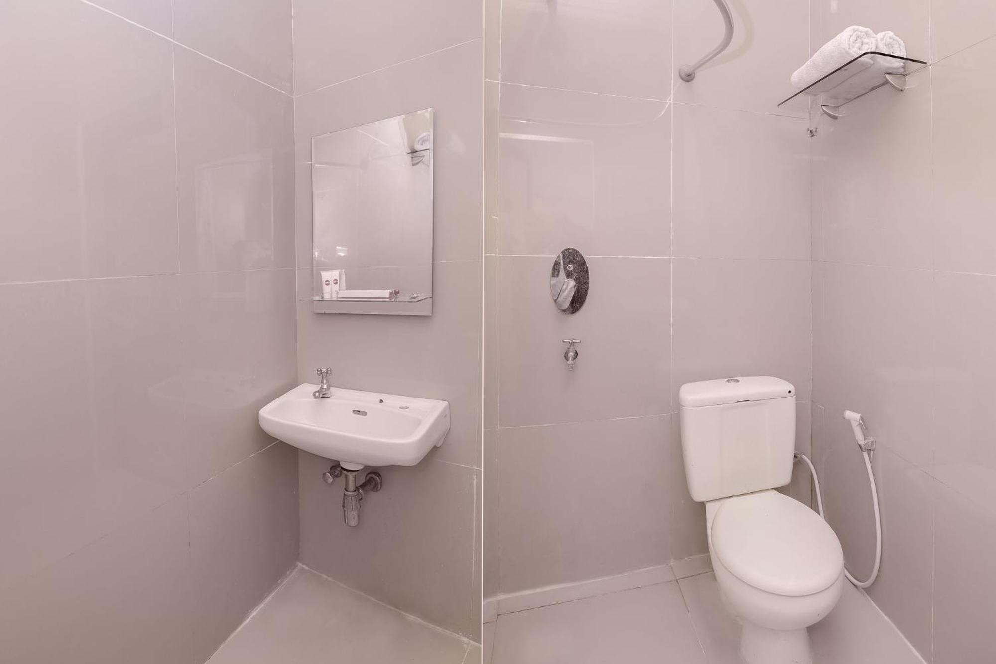 בנדה אקה Capital O 854 Ub Caisar Hotel מראה חיצוני תמונה